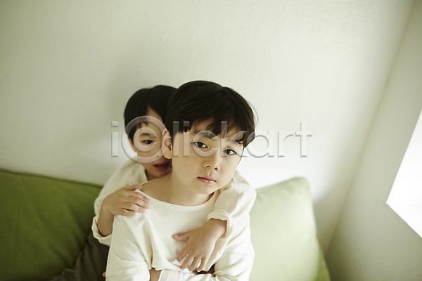 천진난만 두명 소년 소년만 어린이 한국인 JPG 앞모습 포토 상반신 실내 앉기 어린이라이프 침대 침실 형제