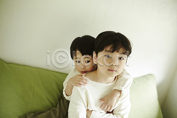천진난만 두명 소년 소년만 어린이 한국인 JPG 앞모습 포토 상반신 실내 앉기 어린이라이프 침대 침실 형제