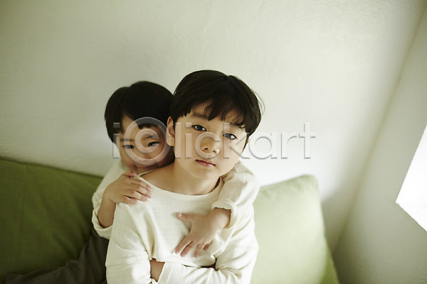 천진난만 두명 소년 소년만 어린이 한국인 JPG 앞모습 포토 백허그 상반신 실내 앉기 어린이라이프 침대 침실 형제