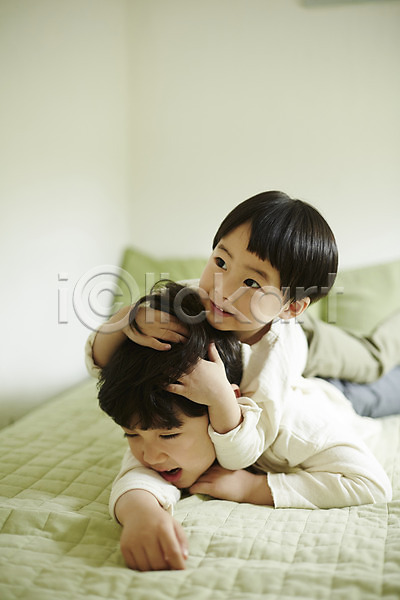 즐거움 천진난만 두명 소년 소년만 어린이 한국인 JPG 앞모습 포토 놀이 상반신 실내 어린이라이프 엎드리기 장난 침대 침실 형제