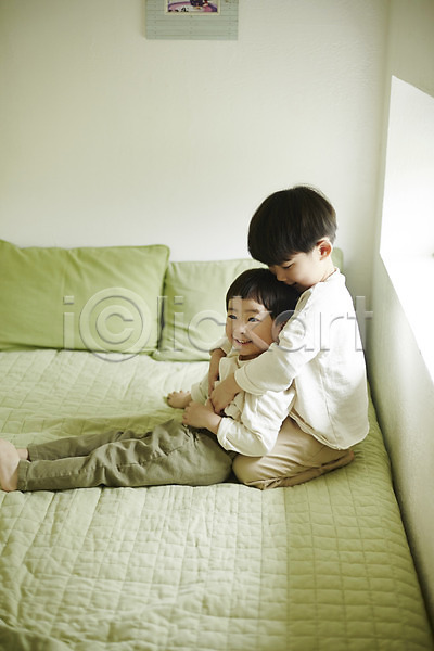 다정 천진난만 두명 소년 소년만 어린이 한국인 JPG 옆모습 포토 놀이 실내 앉기 어린이라이프 장난 전신 침대 침실 형제