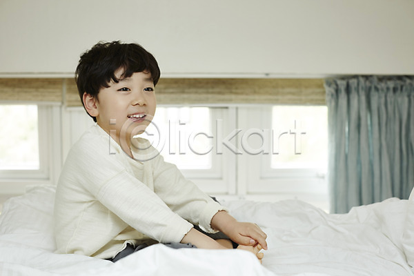 즐거움 천진난만 소년 소년만 어린이 한국인 한명 JPG 옆모습 포토 미소(표정) 실내 앉기 어린이라이프 전신 침대 침실