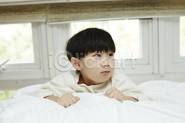 천진난만 소년 소년만 어린이 한국인 한명 JPG 앞모습 포토 놀이 상반신 실내 어린이라이프 엎드리기 응시 침대 침실
