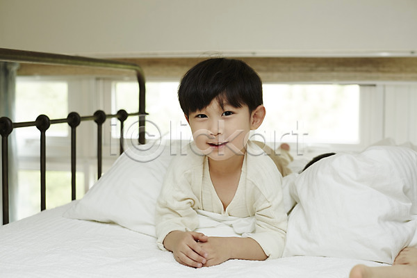 즐거움 천진난만 소년 소년만 어린이 한국인 한명 JPG 앞모습 포토 놀이 미소(표정) 상반신 실내 어린이라이프 엎드리기 응시 침대 침실