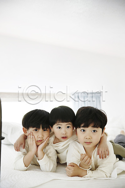 다정 천진난만 세명 소년 소년만 어린이 한국인 JPG 앞모습 포토 상반신 실내 어린이라이프 엎드리기 침대 침실 턱괴기 형제