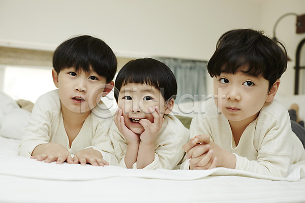 다정 즐거움 천진난만 세명 소년 소년만 어린이 한국인 JPG 앞모습 포토 실내 어린이라이프 엎드리기 침대 침실 형제