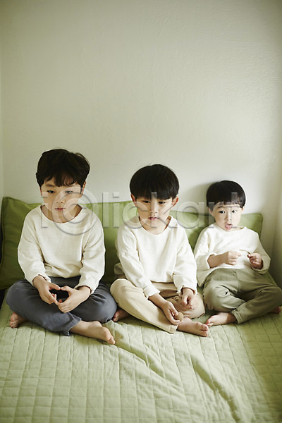 천진난만 세명 소년 소년만 어린이 한국인 JPG 앞모습 포토 실내 앉기 어린이라이프 응시 전신 침대 침실 형제