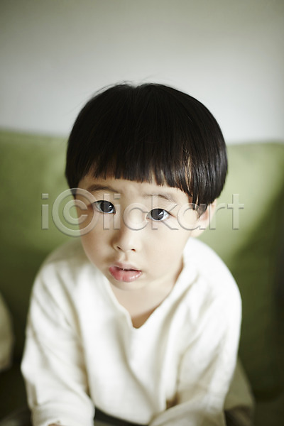 천진난만 소년 소년만 어린이 한국인 한명 JPG 앞모습 포토 무표정 상반신 실내 앉기 어린이라이프 응시 침대 침실