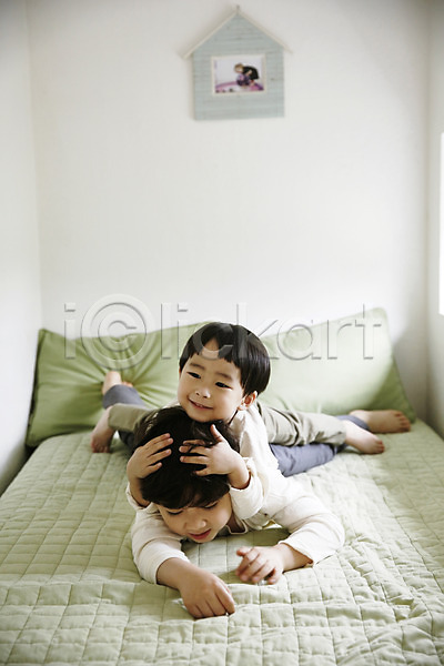즐거움 천진난만 두명 소년 소년만 어린이 한국인 JPG 앞모습 포토 놀이 실내 어린이라이프 엎드리기 올라탄 장난 전신 침대 침실 형제