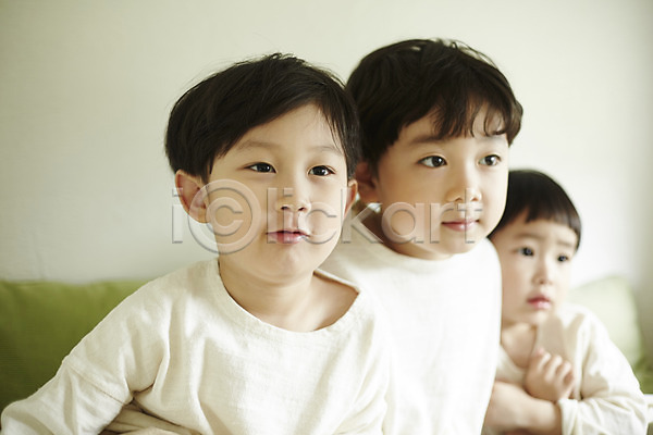 천진난만 세명 소년 소년만 어린이 한국인 JPG 앞모습 포토 상반신 실내 앉기 어린이라이프 응시 침대 침실 형제
