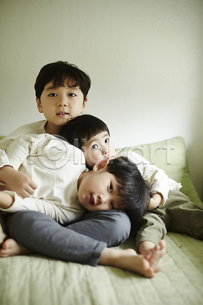 다정 즐거움 천진난만 세명 소년 소년만 어린이 한국인 JPG 앞모습 포토 놀이 실내 앉기 어린이라이프 장난 전신 침대 침실 형제