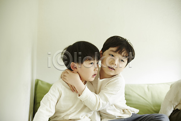 천진난만 두명 소년 소년만 어린이 한국인 JPG 앞모습 포토 상반신 실내 안기 앉기 어린이라이프 침대 침실 형제