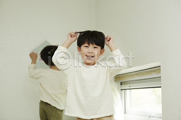즐거움 천진난만 두명 소년 소년만 어린이 한국인 JPG 뒷모습 앞모습 포토 미소(표정) 상반신 서기 실내 어린이라이프 잡기 침대 침실 형제