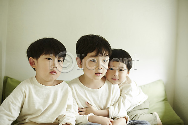 다정 천진난만 세명 소년 소년만 어린이 한국인 JPG 앞모습 포토 상반신 실내 앉기 어린이라이프 응시 침대 침실 형제