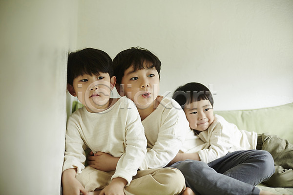 다정 천진난만 세명 소년 소년만 어린이 한국인 JPG 앞모습 포토 상반신 실내 앉기 어린이라이프 응시 침대 침실 형제