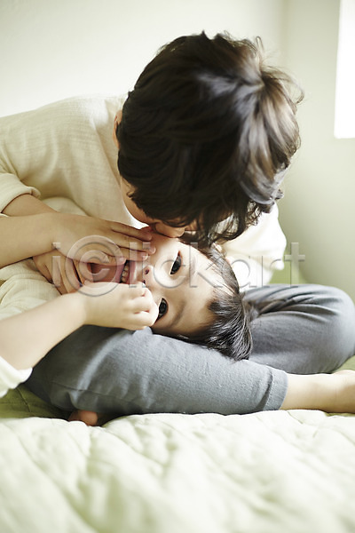 다정 천진난만 두명 소년 소년만 어린이 한국인 JPG 앞모습 포토 눕기 상반신 실내 앉기 어린이라이프 전신 침대 침실 키스 형제