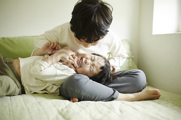 다정 즐거움 천진난만 두명 소년 소년만 어린이 한국인 JPG 앞모습 포토 놀이 눕기 상반신 실내 앉기 어린이라이프 장난 전신 침대 침실 형제