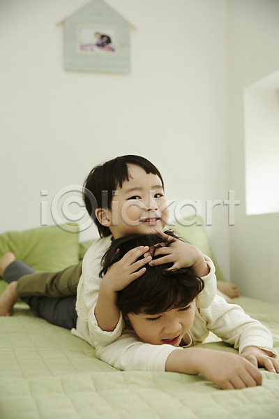 즐거움 천진난만 두명 소년 소년만 어린이 한국인 JPG 앞모습 포토 놀이 미소(표정) 상반신 실내 어린이라이프 엎드리기 올라탄 장난 침대 침실 형제
