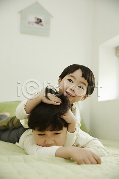 즐거움 천진난만 두명 소년 소년만 어린이 한국인 JPG 앞모습 포토 놀이 미소(표정) 상반신 실내 어린이라이프 엎드리기 올라탄 장난 침대 침실 형제