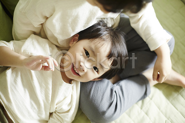 다정 즐거움 천진난만 두명 소년 소년만 어린이 한국인 JPG 앞모습 포토 눕기 미소(표정) 상반신 실내 앉기 어린이라이프 전신 침대 침실 형제