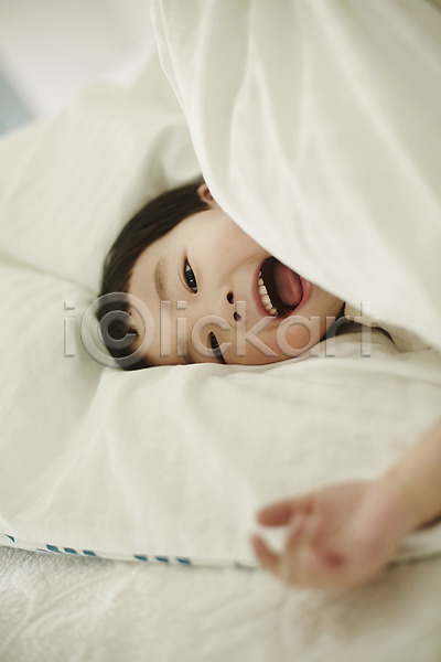 즐거움 천진난만 소년 소년만 어린이 한국인 한명 JPG 포토 놀이 미소(표정) 상반신 실내 어린이라이프 이불 침대 침실