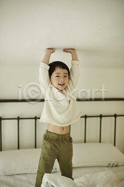 즐거움 천진난만 소년 소년만 어린이 한국인 한명 JPG 앞모습 포토 놀이 미소(표정) 서기 손들기 실내 어린이라이프 장난 전신 침대 침실