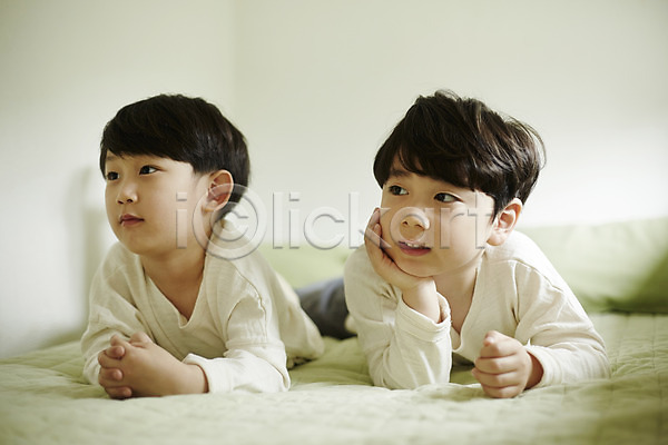 천진난만 두명 소년 소년만 어린이 한국인 JPG 앞모습 포토 미소(표정) 상반신 실내 어린이라이프 엎드리기 응시 침대 침실 턱괴기 형제