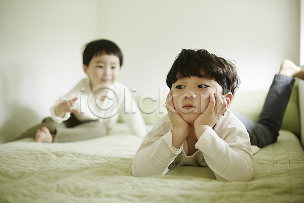 천진난만 두명 소년 소년만 어린이 한국인 JPG 아웃포커스 앞모습 포토 실내 앉기 어린이라이프 엎드리기 응시 전신 침대 침실 턱괴기 형제