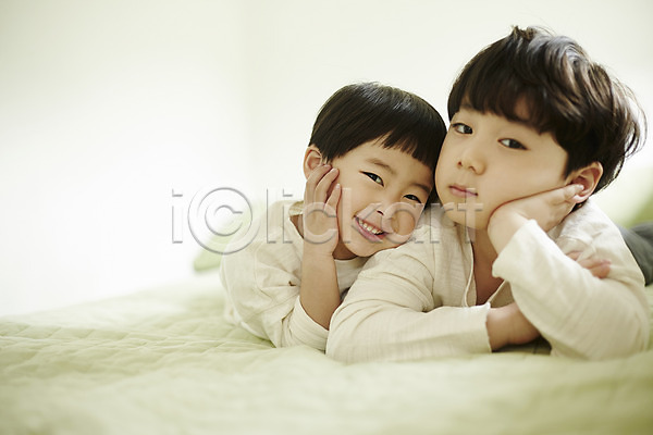 다정 천진난만 두명 소년 소년만 어린이 한국인 JPG 앞모습 포토 미소(표정) 상반신 실내 어린이라이프 엎드리기 응시 침대 침실 턱괴기 형제