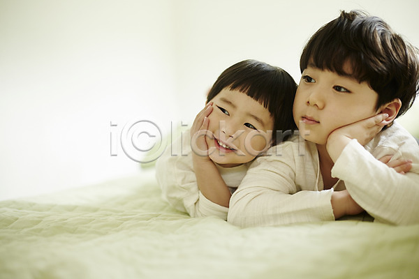 다정 천진난만 두명 소년 소년만 어린이 한국인 JPG 앞모습 포토 상반신 실내 어린이라이프 엎드리기 응시 침대 침실 턱괴기 형제