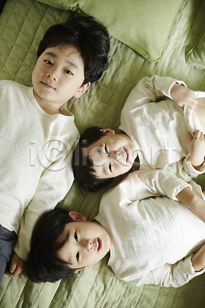 다정 즐거움 천진난만 세명 소년 소년만 어린이 한국인 JPG 앞모습 포토 하이앵글 눕기 미소(표정) 상반신 실내 어린이라이프 침대 침실 형제