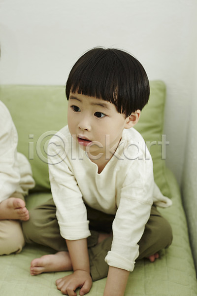 천진난만 소년 소년만 어린이 한국인 한명 JPG 앞모습 포토 놀람 실내 앉기 어린이라이프 응시 전신 침대 침실