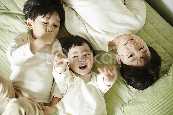 다정 즐거움 천진난만 세명 소년 소년만 어린이 한국인 JPG 앞모습 포토 하이앵글 눕기 미소(표정) 상반신 실내 어린이라이프 침대 침실 형제