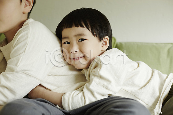 다정 천진난만 두명 소년 소년만 어린이 한국인 JPG 앞모습 포토 미소(표정) 상반신 실내 안기 어린이라이프 침대 침실 형제