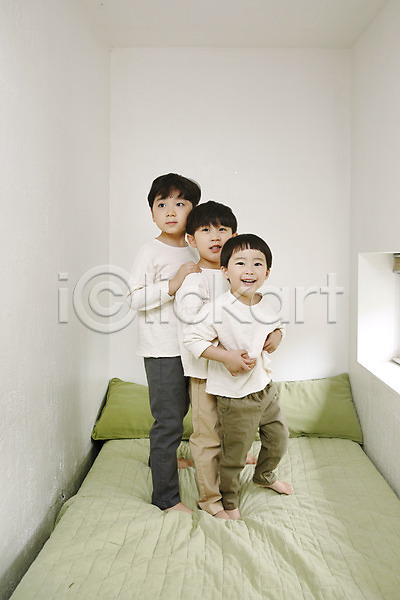 다정 즐거움 천진난만 세명 소년 소년만 어린이 한국인 JPG 앞모습 포토 미소(표정) 서기 실내 어린이라이프 전신 침대 침실 형제