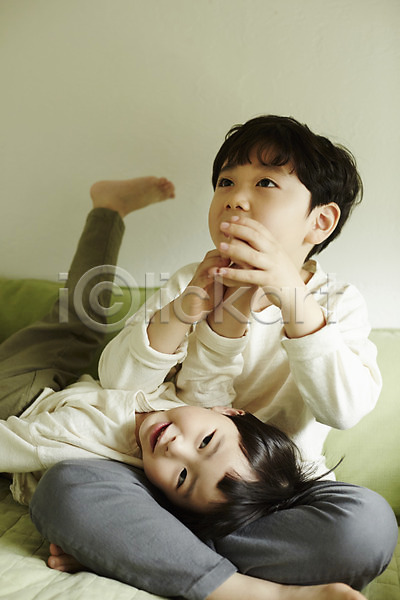 즐거움 천진난만 두명 소년 소년만 어린이 한국인 JPG 앞모습 포토 눕기 실내 앉기 어린이라이프 장난 전신 형제