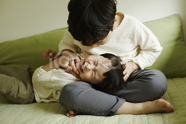 즐거움 천진난만 두명 소년 소년만 어린이 한국인 JPG 앞모습 포토 눕기 상반신 실내 앉기 어린이라이프 장난 전신 침대 침실 형제