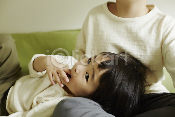 천진난만 두명 소년 소년만 어린이 한국인 JPG 앞모습 포토 눕기 상반신 실내 앉기 어린이라이프 장난 침대 침실 형제