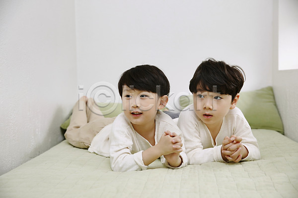 다정 천진난만 두명 소년 소년만 어린이 한국인 JPG 앞모습 포토 실내 어린이라이프 엎드리기 응시 전신 침대 침실 형제