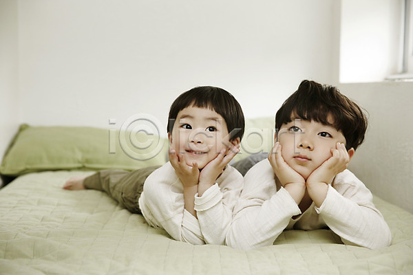 천진난만 호기심 두명 소년 소년만 어린이 한국인 JPG 앞모습 포토 상반신 실내 어린이라이프 엎드리기 응시 침대 침실 턱괴기 형제