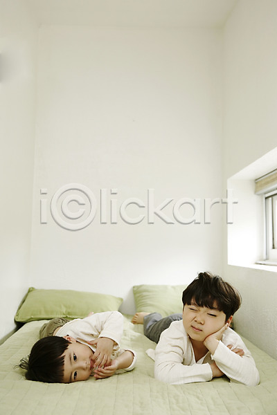 다정 천진난만 두명 소년 소년만 어린이 한국인 JPG 앞모습 포토 눕기 실내 어린이라이프 엎드리기 윙크 응시 전신 침대 침실 형제