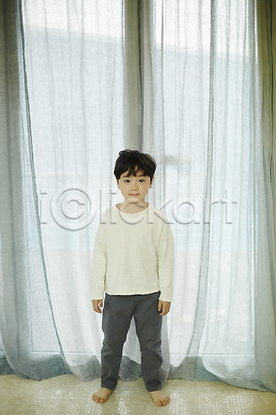천진난만 소년 소년만 어린이 한국인 한명 JPG 앞모습 포토 거실 서기 실내 어린이라이프 전신 창가 커튼