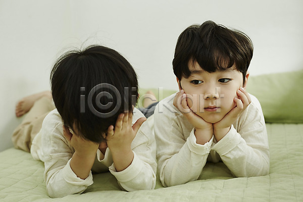 고민 천진난만 두명 소년 소년만 어린이 한국인 JPG 앞모습 포토 실내 어린이라이프 엎드리기 전신 침대 침실 턱괴기 형제