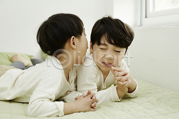 즐거움 천진난만 두명 소년 소년만 어린이 한국인 JPG 앞모습 포토 상반신 실내 어린이라이프 엎드리기 장난 침대 침실 형제