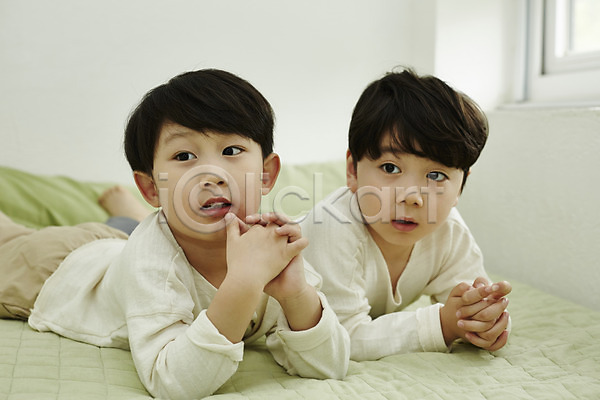 천진난만 두명 소년 소년만 어린이 한국인 JPG 앞모습 포토 상반신 실내 어린이라이프 엎드리기 응시 침대 침실 형제