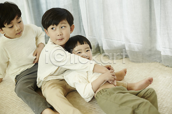 즐거움 천진난만 세명 소년 소년만 어린이 한국인 JPG 포토 거실 놀이 눕기 미소(표정) 실내 앉기 어린이라이프 장난 전신 형제