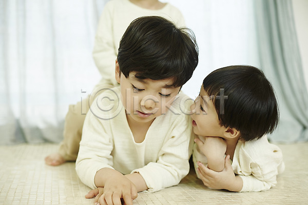 다정 즐거움 천진난만 세명 소년 소년만 어린이 한국인 JPG 앞모습 포토 거실 놀이 상반신 실내 어린이라이프 엎드리기 올라탄 형제