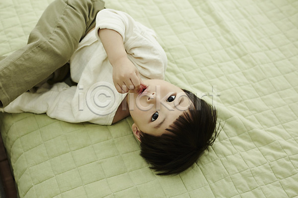 천진난만 휴식 소년 소년만 어린이 한국인 한명 JPG 앞모습 포토 눕기 상반신 실내 어린이라이프 침대 침실