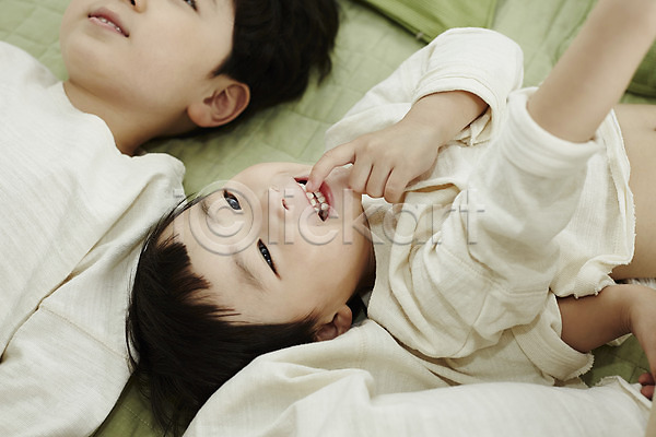 즐거움 천진난만 두명 소년 소년만 어린이 한국인 JPG 앞모습 포토 놀기 눕기 상반신 실내 어린이라이프 침대 침실 형제