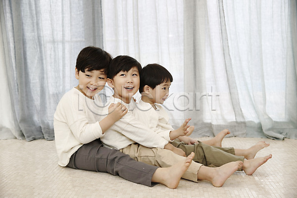 즐거움 천진난만 세명 소년 소년만 어린이 한국인 JPG 옆모습 포토 거실 놀이 실내 앉기 어린이라이프 전신 커튼 형제